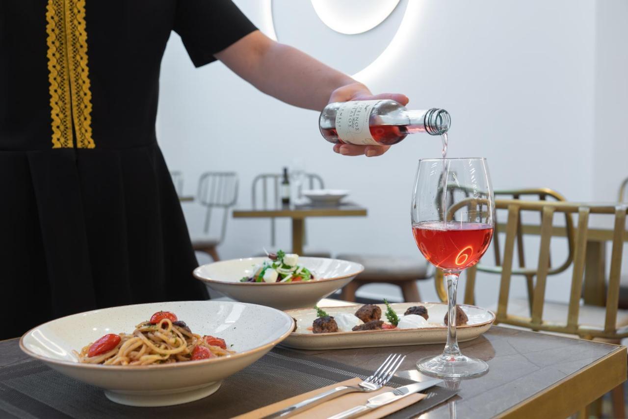 Hellenic Vibes Smart Hotel Atenas Exterior foto A server serving wine