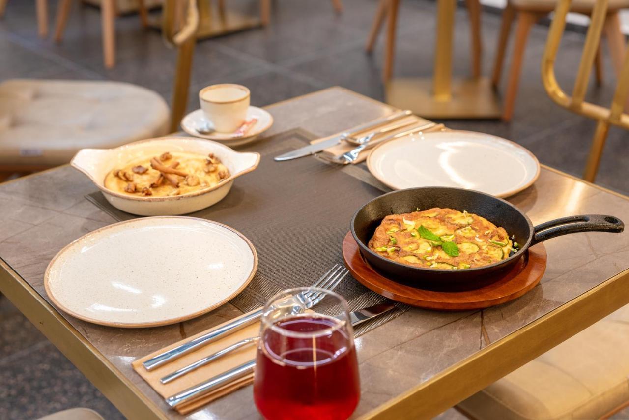 Hellenic Vibes Smart Hotel Atenas Exterior foto A meal at the restaurant