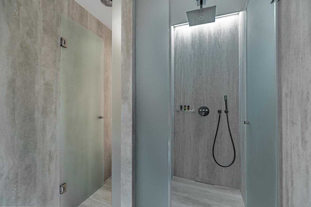 Hellenic Vibes Smart Hotel Atenas Exterior foto A shower cubicle
