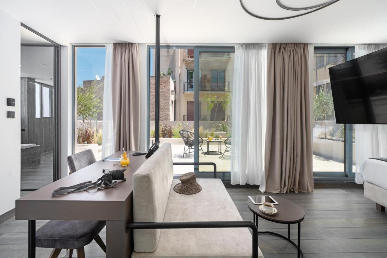 Hellenic Vibes Smart Hotel Atenas Exterior foto The interior of a suite at the hotel