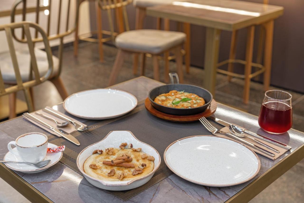 Hellenic Vibes Smart Hotel Atenas Exterior foto A table at a restaurant