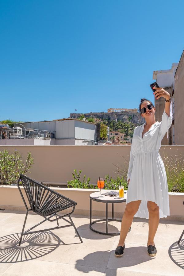 Hellenic Vibes Smart Hotel Atenas Exterior foto A woman taking a selfie