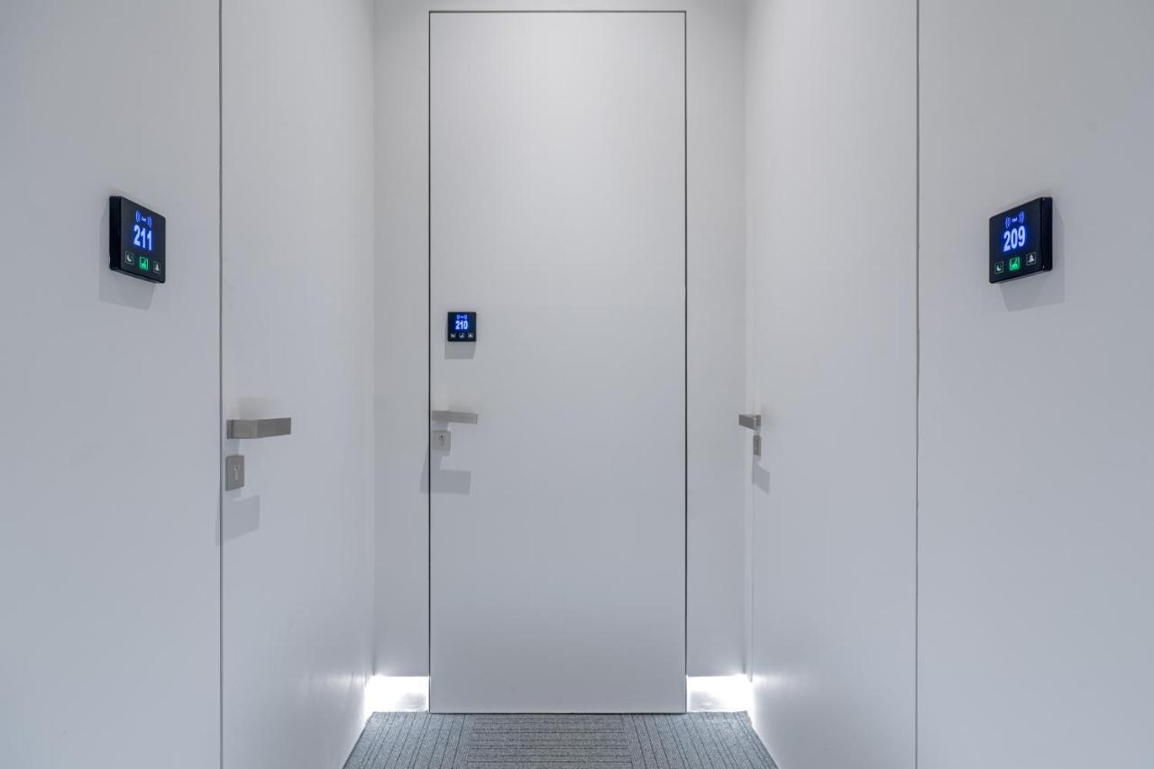 Hellenic Vibes Smart Hotel Atenas Exterior foto A door with a door sensor