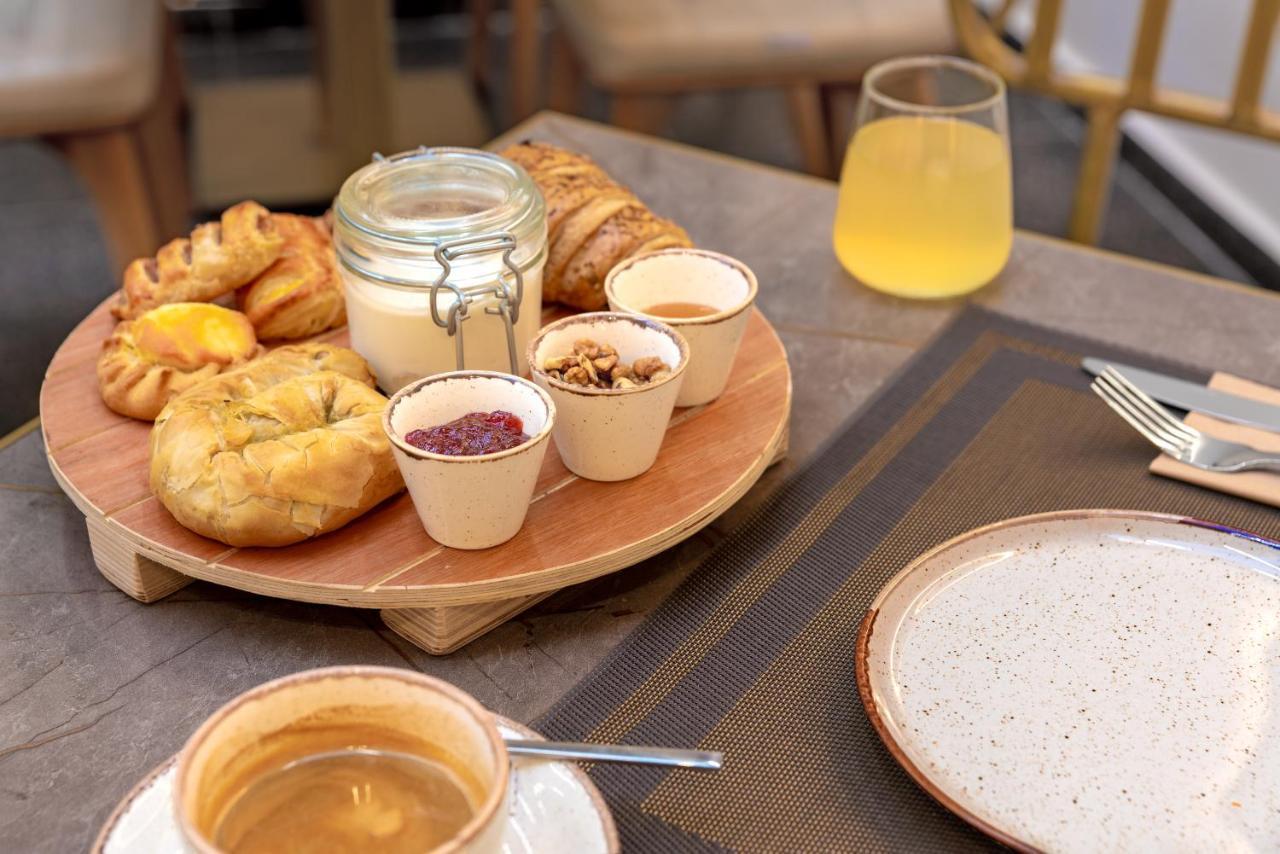 Hellenic Vibes Smart Hotel Atenas Exterior foto Breakfast at the hotel