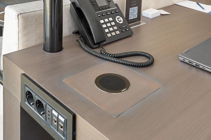 Hellenic Vibes Smart Hotel Atenas Exterior foto A tabletop wireless charger