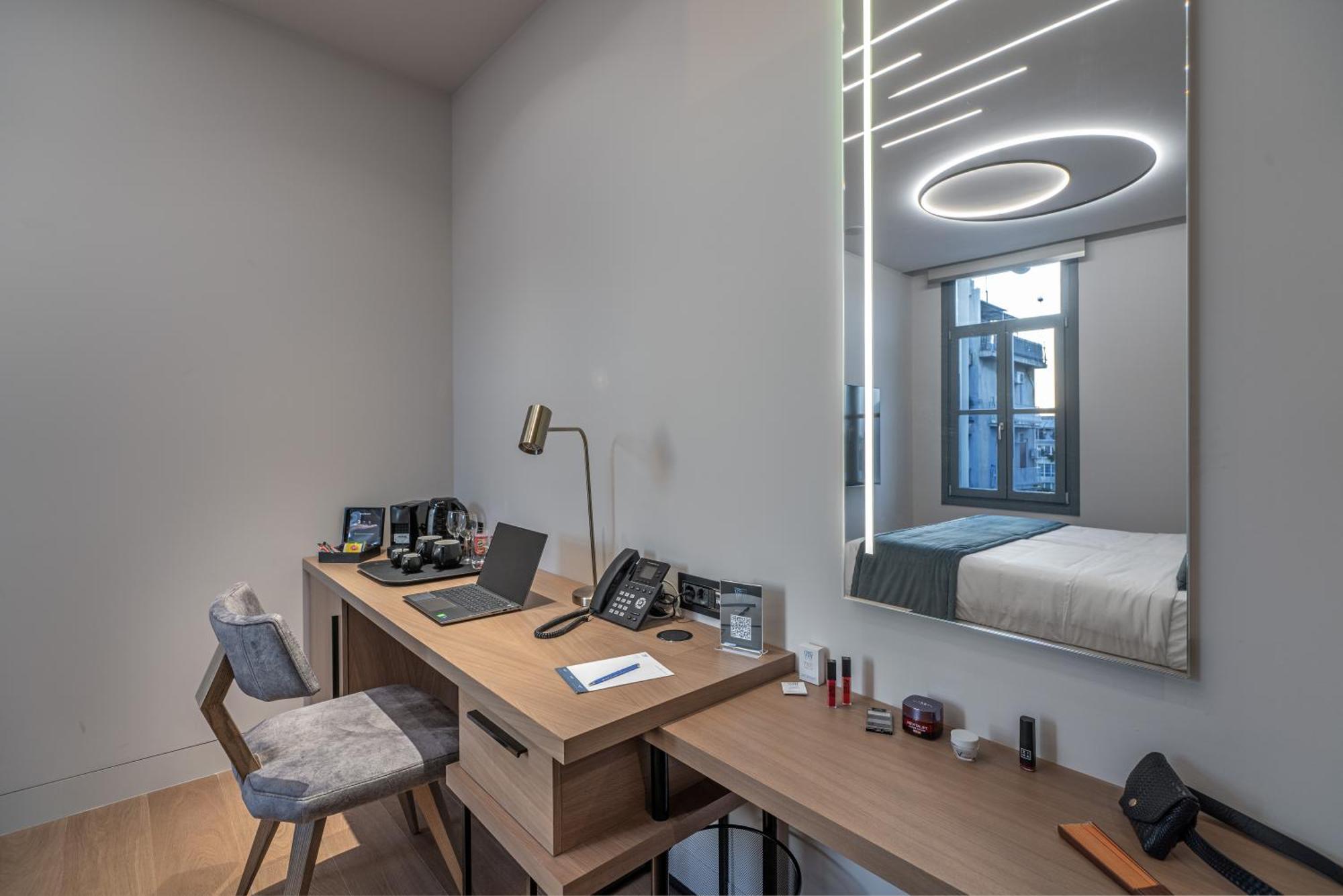 Hellenic Vibes Smart Hotel Atenas Exterior foto A room at the hotel